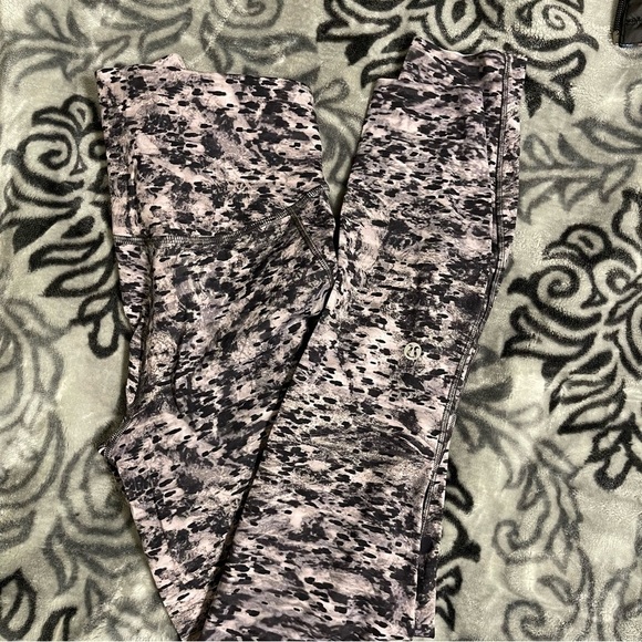 Lululemon high waisted Base Pace High-Rise Tight leggings 25" - Picture 4 of 12